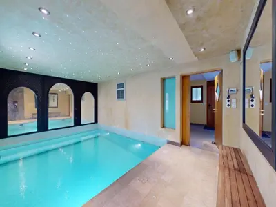 Der Swimmingpool an oder in der Nähe von Majestic chalet with indoor pool