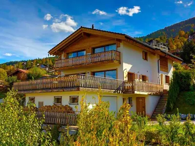 Ein allgemeiner Bergblick oder ein Berglick von des Chalets aus