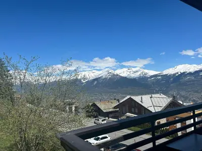 Ein allgemeiner Bergblick oder ein Berglick von der Ferienwohnung aus