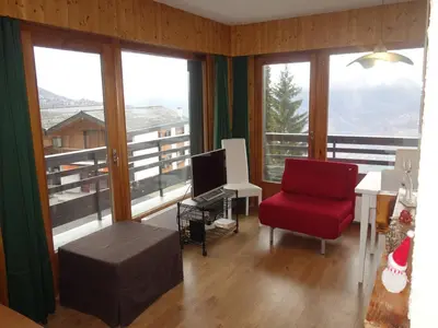 Ein Sitzbereich in der Unterkunft 2-room apartment in Veysonnaz