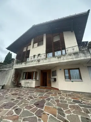 Das Gebäude in dem sich die Ferienwohnung befindet