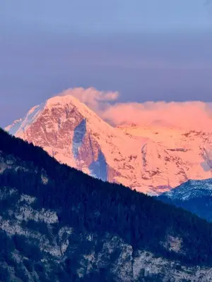 Ein allgemeiner Bergblick oder ein Berglick von der Ferienwohnung aus
