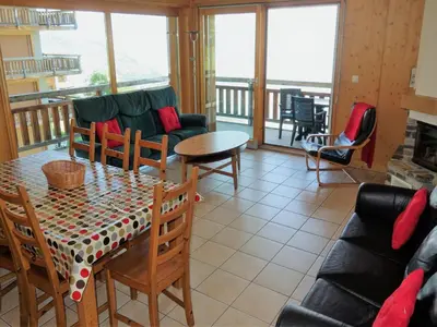 Ein Sitzbereich in der Unterkunft Spacious apartment with fireplace