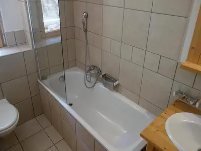 Ein Badezimmer in der Unterkunft Spacious apartment with fireplace