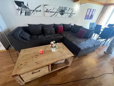 Ein Sitzbereich in der Unterkunft Relaxen am Brienzersee mit Terrassen und Grill