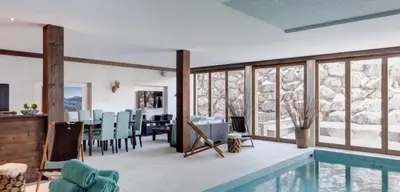 Der Swimmingpool an oder in der Nähe von 7-bedroom Chalet Private Pool and Stunning Views
