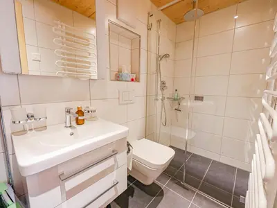Ein Badezimmer in der Unterkunft Apartment Kronenplatz 11 OG by Interhome