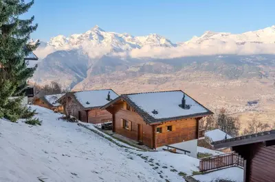 Ein allgemeiner Bergblick oder ein Berglick von des Chalets aus