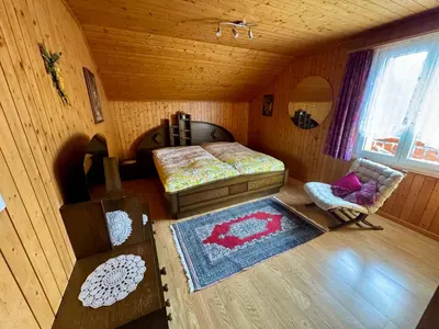 Ein Bett oder Betten in einem Zimmer der Unterkunft Staldenried Ferienwohnung