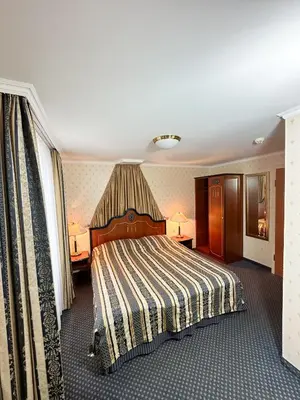 Ein Bett oder Betten in einem Zimmer der Unterkunft HAUS AM SEE Lakefront Rooms on Lake Thun SELF CHECK-IN Digital Reception