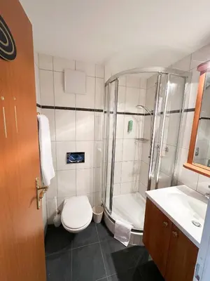 Ein Badezimmer in der Unterkunft HAUS AM SEE Lakefront Rooms on Lake Thun SELF CHECK-IN Digital Reception