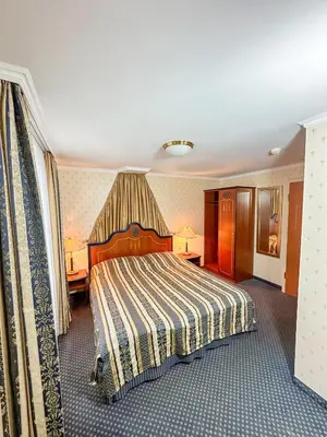 Ein Bett oder Betten in einem Zimmer der Unterkunft HAUS AM SEE Lakefront Rooms on Lake Thun SELF CHECK-IN Digital Reception
