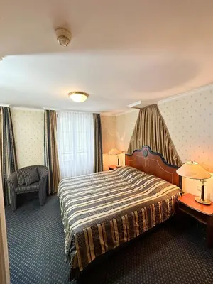 Ein Bett oder Betten in einem Zimmer der Unterkunft HAUS AM SEE Lakefront Rooms on Lake Thun SELF CHECK-IN Digital Reception