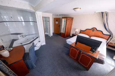 Ein Bett oder Betten in einem Zimmer der Unterkunft HAUS AM SEE Lakefront Rooms on Lake Thun SELF CHECK-IN Digital Reception