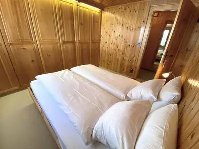 Ein Bett oder Betten in einem Zimmer der Unterkunft Alis - grosses Chalet, nahe Sportarena und Skilift, bis 9 Personen