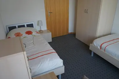 Ein Bett oder Betten in einem Zimmer der Unterkunft Apartment Hasli Glück