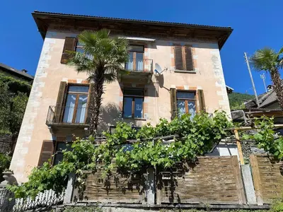 Das Gebäude in dem sich die Villa befindet