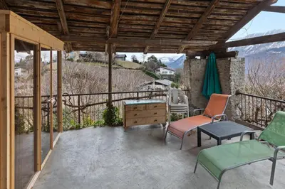 Ein Balkon oder eine Terrasse in der Unterkunft Maison 9 personnes a Venthône, sauna et vue