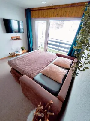 Ein Bett oder Betten in einem Zimmer der Unterkunft Chalet Alpin, central et parking