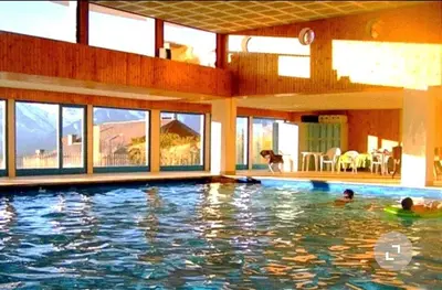 Der Swimmingpool an oder in der Nähe von Chalet Alpin, central et parking