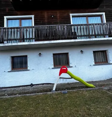 Das Gebäude in dem sich das Privatzimmer befindet