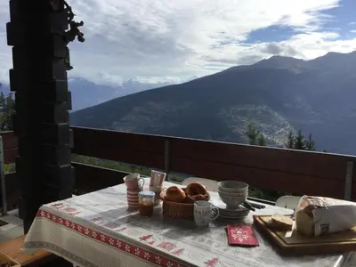 Ein allgemeiner Bergblick oder ein Berglick von der Ferienwohnung aus