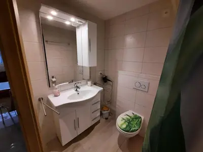 Ein Badezimmer in der Unterkunft Appartement au bord de l'eau 33m2 Le Cerisier