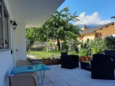 Ein Garten an der Unterkunft Appartement au bord de l'eau 33m2 Le Cerisier