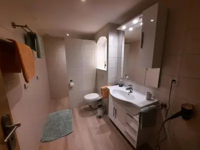 Ein Badezimmer in der Unterkunft Appartement au bord de l'eau 43m Les Hirondelles