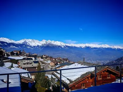 Ein allgemeiner Bergblick oder ein Berglick von des Chalets aus
