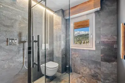 Ein Badezimmer in der Unterkunft Exquisite Duplex with Views by Mrs Miggins