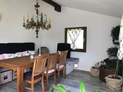Ein Sitzbereich in der Unterkunft Bijoux mit Blick auf Blüemlisalp