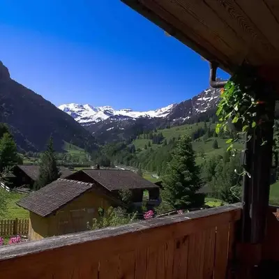 Bijoux mit Blick auf Blüemlisalp