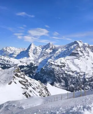 Ein allgemeiner Bergblick oder ein Berglick von des Ferienhauses aus