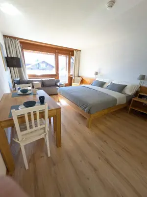 Ein Bett oder Betten in einem Zimmer der Unterkunft Studio with balcony, Niesen view & free parking near Interlaken, Thunersee & Blausee