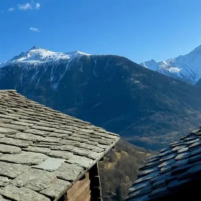 Ein allgemeiner Bergblick oder ein Berglick von des Chalets aus