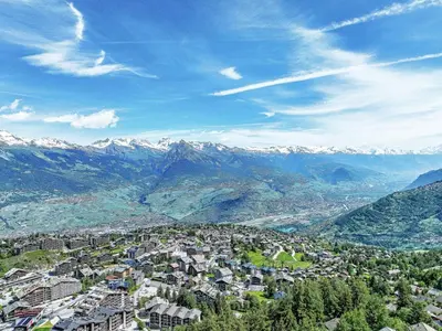 Ein allgemeiner Bergblick oder ein Berglick von des Chalets aus