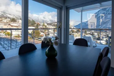 Ein allgemeiner Bergblick oder ein Berglick von der Ferienwohnung aus