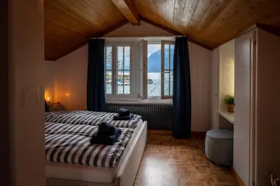 Ein Bett oder Betten in einem Zimmer der Unterkunft Beachhouse 16 Brienzersee