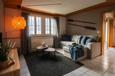 Ein Sitzbereich in der Unterkunft Beachhouse 16 Brienzersee