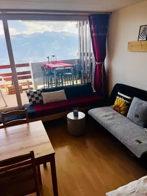 Ein Sitzbereich in der Unterkunft Studio chaleureux, confortable, avec vue sur les Alpes