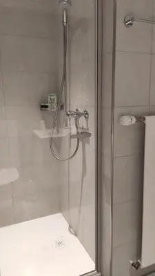 Ein Badezimmer in der Unterkunft Mayenzett 25, komplett renoviert, vis-à-vis Klinik & Thermalbad