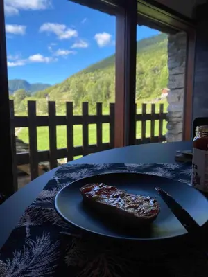 Ein allgemeiner Bergblick oder ein Berglick von des Ferienhauses aus