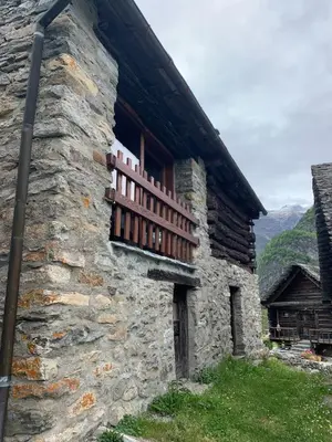 Das Gebäude in dem sich das Ferienhaus befindet