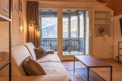 Ein Sitzbereich in der Unterkunft Surfers Lodge near Interlaken, at lake with pool