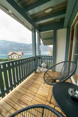 Ein Balkon oder eine Terrasse in der Unterkunft Surfers Lodge near Interlaken, at lake with pool