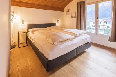 Ein Bett oder Betten in einem Zimmer der Unterkunft Surfers Lodge near Interlaken, at lake with pool