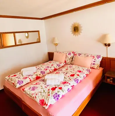 Ein Bett oder Betten in einem Zimmer der Unterkunft Adelhome Studio mit Gartensitzplatz