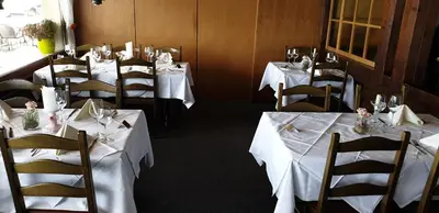 Ein Restaurant oder anderes Speiselokal in der Unterkunft Bären-Krattigen