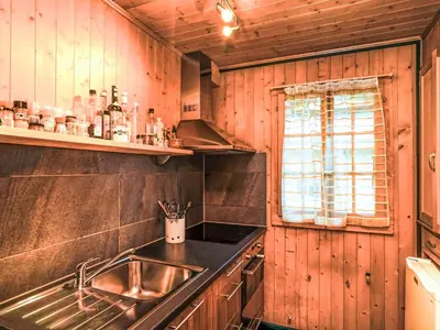 Küche/Küchenzeile in der Unterkunft Chalet La Capsule by Interhome